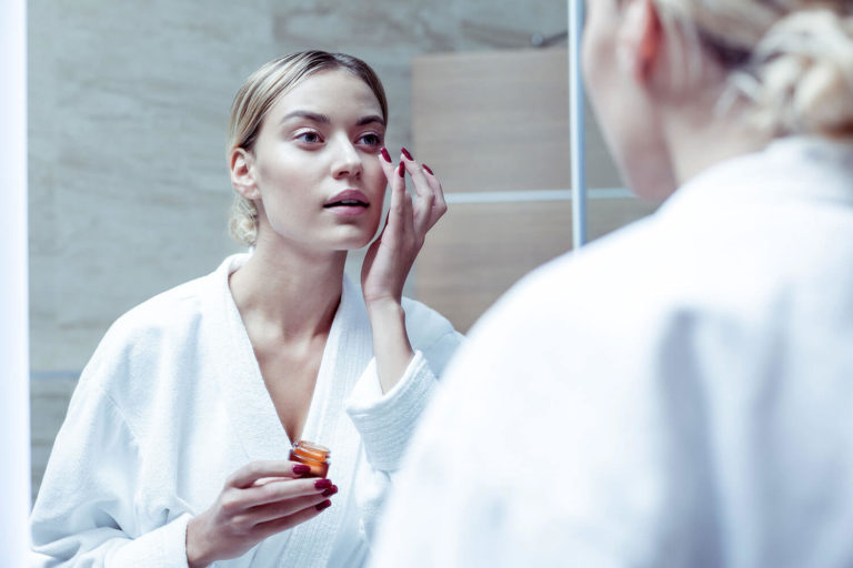 The Benefits of Hydrating Skin vs Moisturizing