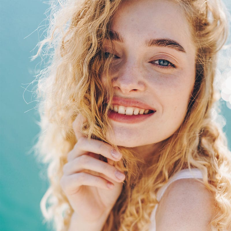 Beauty Blog curly hair routine for beginners girl with curly hair and comb