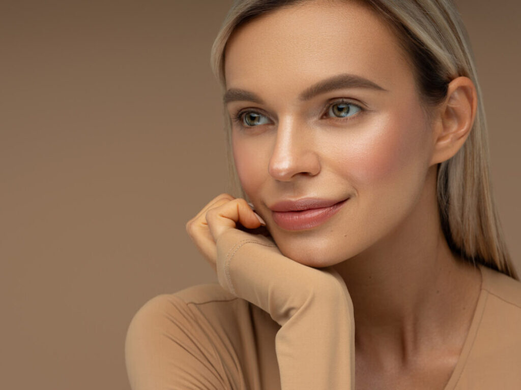 Beauty Blog Portrait of a smiling woman with natural makeup and glowing skin